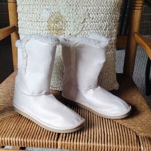 Justice iridescent cream, sherpa boots, size 4